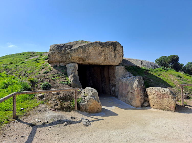 L'ingresso del Dolmen di Menga ad Antequera