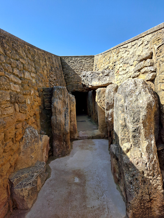L'ingresso del Dolmen di Viera