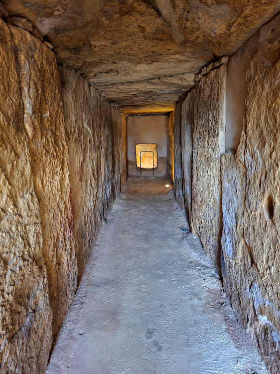 L'interno del Dolmen di Viera