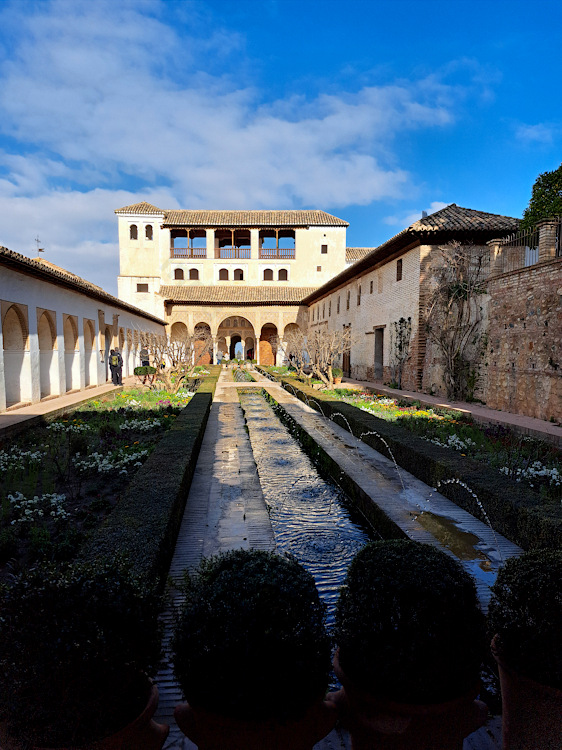 Il Patio de la Acequia del Generalife nell'Alhambra