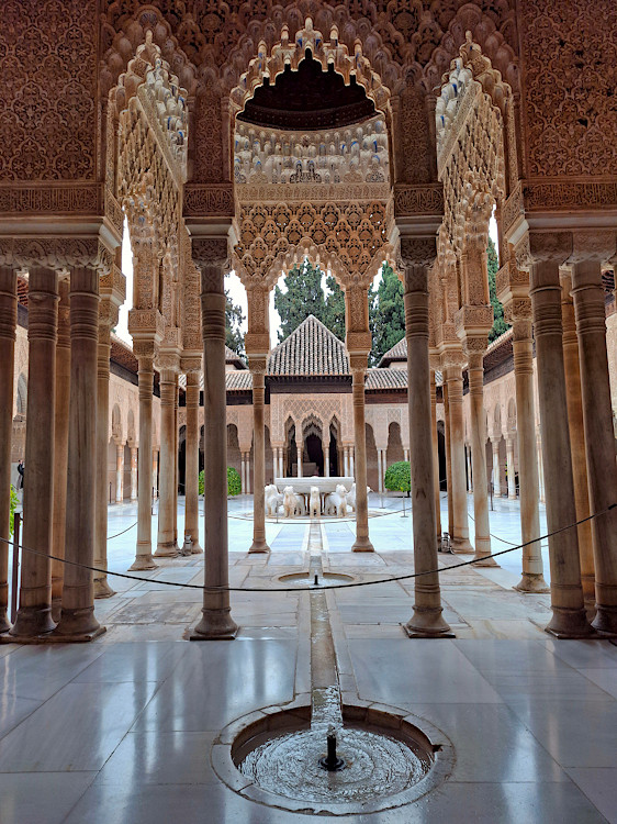 Il Patio de los Leones nei Palazzi Nasridi dell'Alhambra
