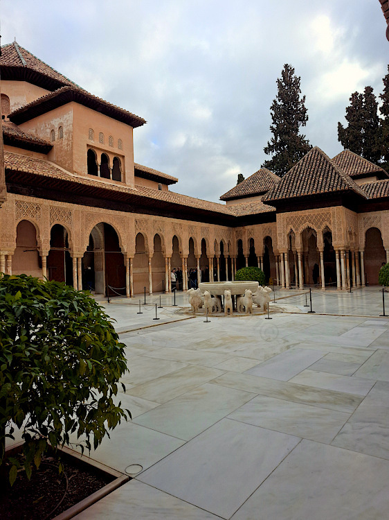 Il Patio de los Leones nell'Alhambra di Granada