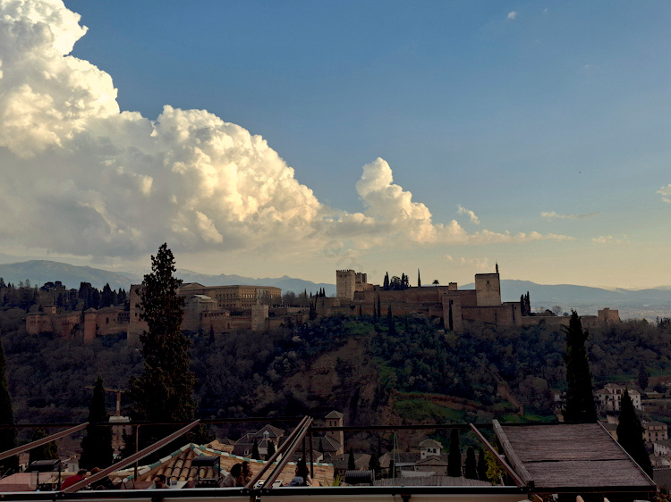 L'Alhambra di Granada al tramonto