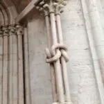 The symbology of the knotted columns